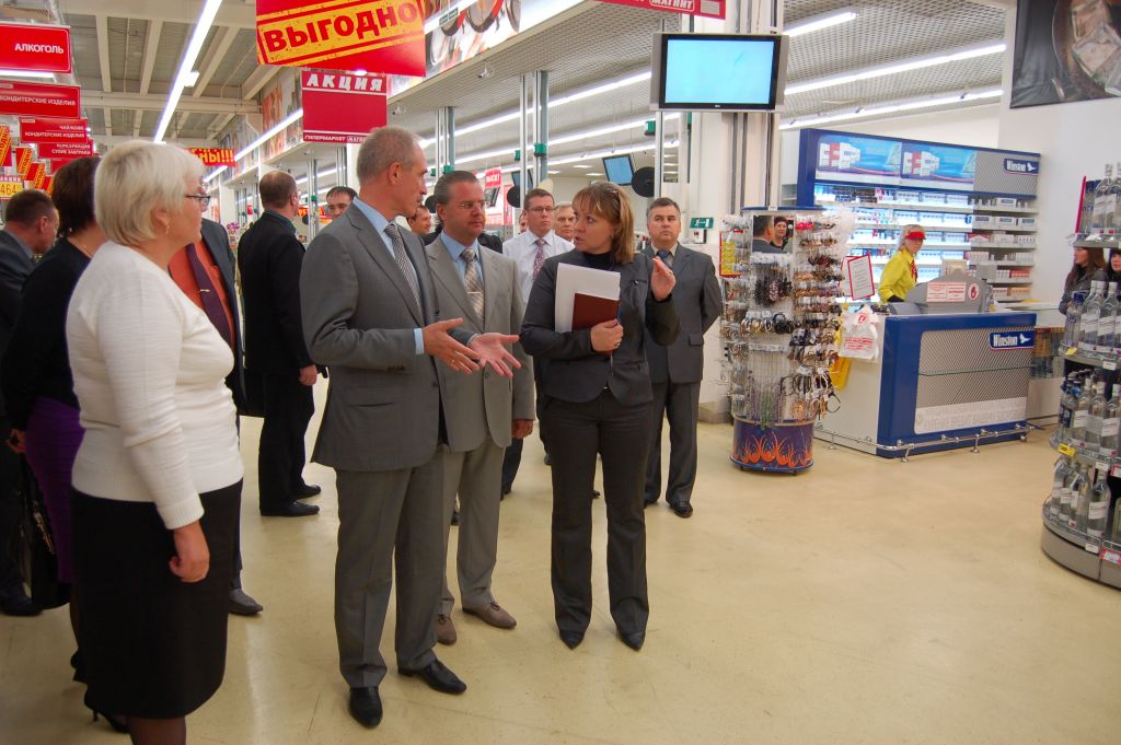 Альбом Посещение Губернатором С.Морозовым семейного гипермаркета 